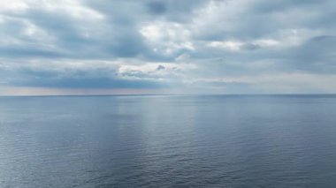 Huzurlu ve büyüleyici bir deniz manzarası.