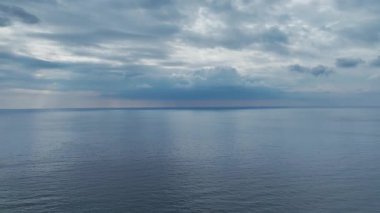 Huzurlu ve büyüleyici bir kıyı manzarası.