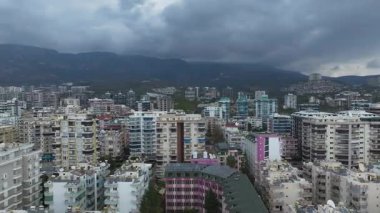 Devam eden inşaatın dinamik bir sahnesi.