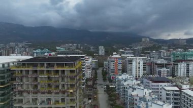 Bitmek üzere olan bir yapı.