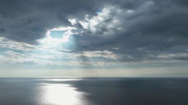 Değişen gökyüzünün nefes kesici manzarası.