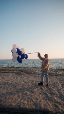 Neşeli ve renkli bir gün batımı anı.