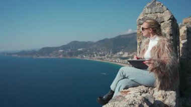 Nefes kesici bir arka planı olan sanatsal bir ilham..