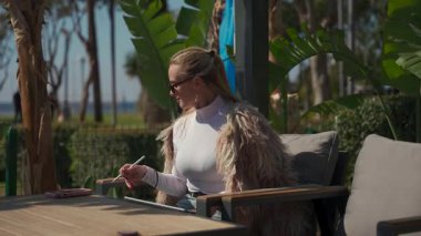 Rahat bir kafede şık ve yaratıcı bir an. .