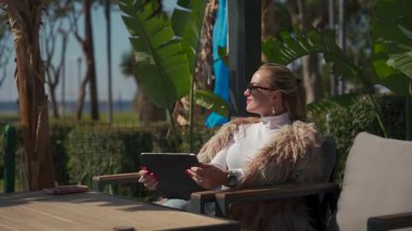 Modern ve verimli bir kafe ortamı..