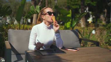 Tatlı ve yaratıcılıkla rahatlatıcı bir kafe anı..