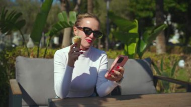 Rahat bir havası olan rahat bir kafe..