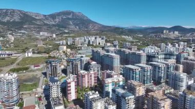 Drone filmi turkuaz suyla ufuk çizgisini gösteriyor.