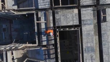 İnsansız hava araçları yapısal hazırlığı filme alır.