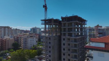 İnsansız hava aracı okyanus manzaralı projeyi filme alıyor.