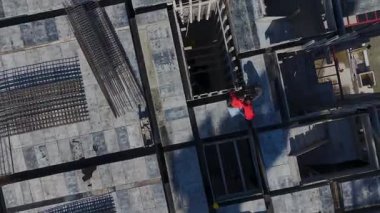 İnsansız hava aracı devam eden çalışmaları yakalıyor.