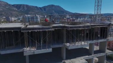 İnsansız hava aracı deniz kenarı konut projesini yakaladı.