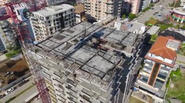 İnsansız hava aracı konut kulesi inşaatını gösteriyor.