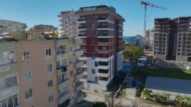 Yüksek görünüm modern bina mimarisini ön plana çıkardı.