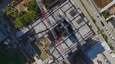 Yüksek katlı beton kule kıyı ufkunun yanında büyüyor.