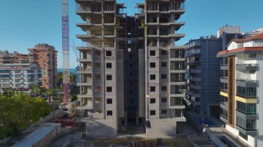 Birden fazla açık beton zeminli konut projesi.