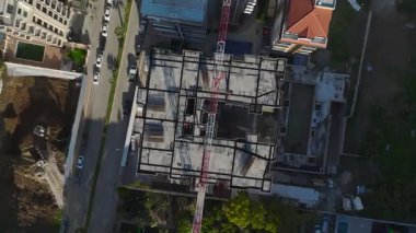 Ekip uzun inşaat sahasında iskele üzerinde çalışıyor..