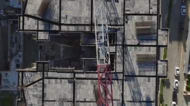 Yoğun kentsel alanda beton kule yükseliyor.