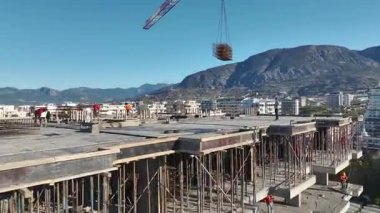 Kentsel ufuk çizgisinde beton iskelet yükseliyor.