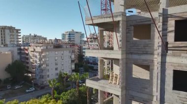 Büyük vinçler yüksek katlı inşaat işlerini destekliyor.