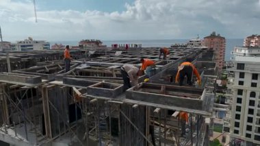 Konut inşaatı sırasında beton levhalar istiflenmiş.