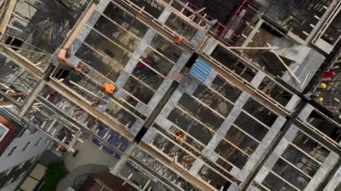 İnşaat alanındaki kirişlerde yürüyen ekip.