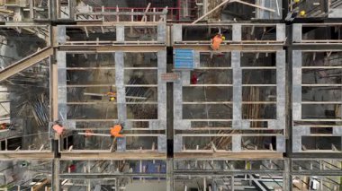 Görünür ahşap destekli ilk sahne yapısı.