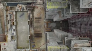 İnşaat ekibi binanın üst katlarında..