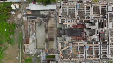 Uzun bir apartmanın çıplak yapısı.