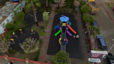 Hava görüntüsü oyun yapılarını ve yürüyen insanları gösteriyor.