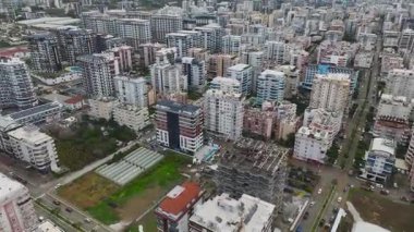 Üzerinde işçiler olan tamamlanmamış bir yapı.