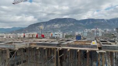 Şehir siluetine karşı beton iskelet kulesi.