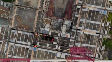 Üst katlara uzanan beton çerçeve.