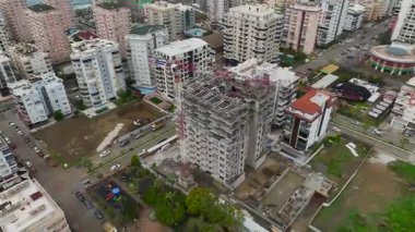 Üst görüntüde kirişler, vinç ve işçiler görünüyor..
