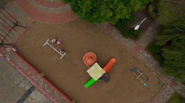 İki çocuk aileleri parkın yakınlarında salıncaktan hoşlanıyor..