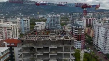 Konut bloğu yukarıdan inşa ediliyor.