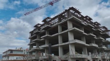 Crane, çok katlı yerleşim yerinin üstünde..