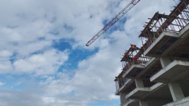 İnşaat halindeki kulenin üst görüntüsü.