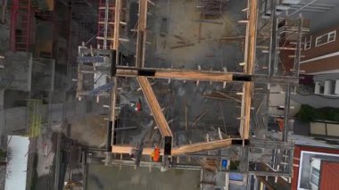 İşçiler çok katlı yapı oluşturuyorlar.