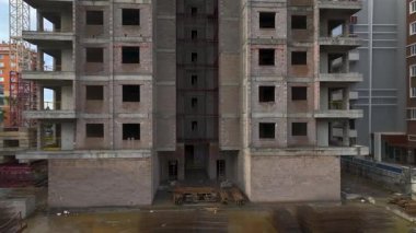 Turna ve işçiler beton çerçevede.