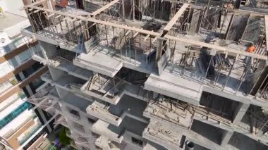 Tamamlanmamış konut bloğu geliştirme aşamasında.