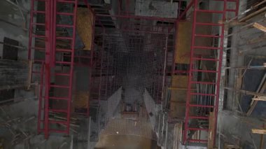 İnşaat alanında iskele ve vinç.