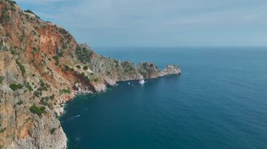 Çarpıcı kızıl kayalık yarımada denizle çevrili..