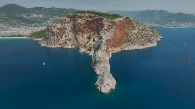 Alanya 'da turkuaz sularla çevrili kayalıklar.