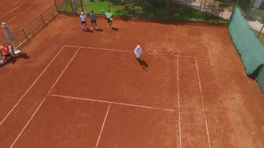 Kil tenis kortunda yarışan oyuncuların genel görünümü.