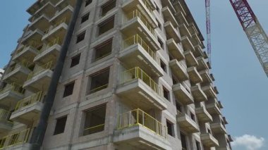 İşçiler yerleşim kulesi sürecini şekillendiriyor.