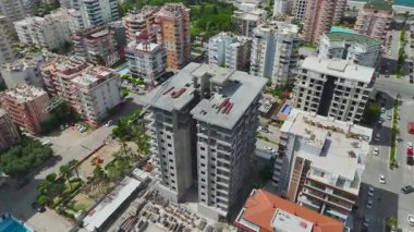 Şehirde yeni yerleşim kulesi yükseliyor.