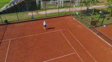 Killi kort tenis maçında servis yapan sporcuların Drone görünümü.