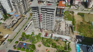 İskelet kulesindeki turna işçileri.