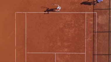 Oyuncular kil sahada ısınıp pratik yapıyor..